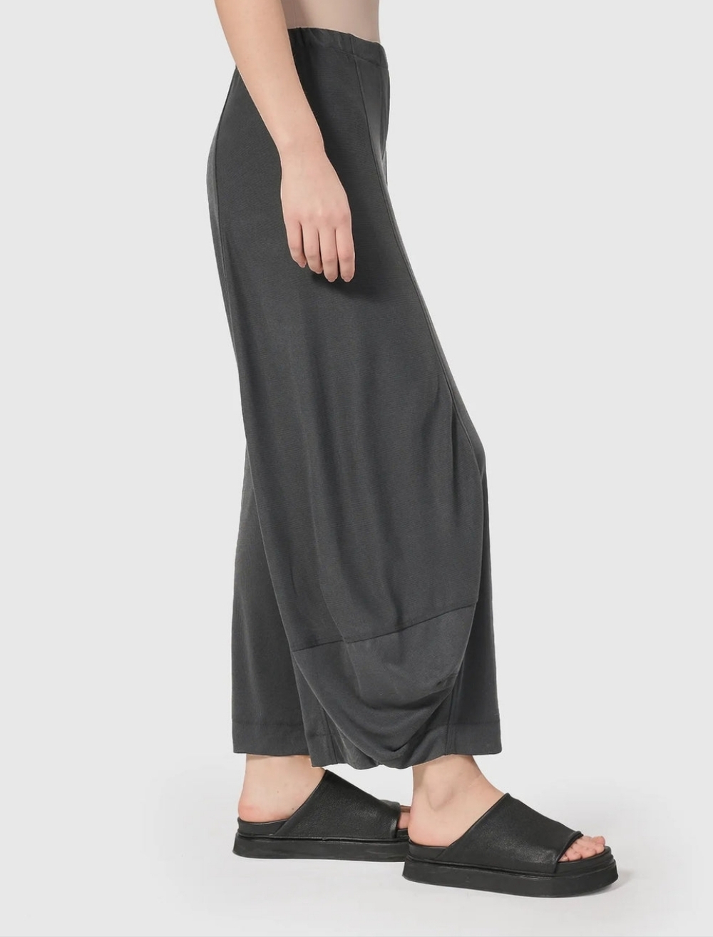 Alembika Women's Wide-Leg Ribbed Palazzo Pants in Charcoal - Picture 14 of 17